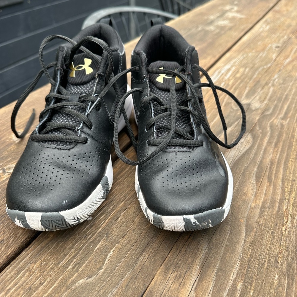 Under Armor basketball shoes size 6Y